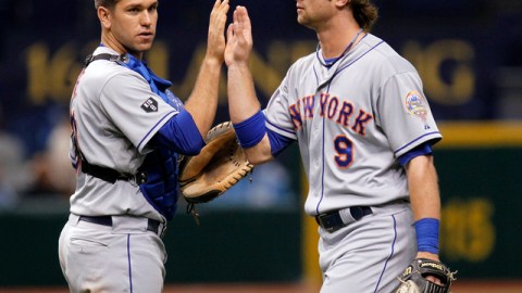 El receptor Josh Thole (izquierda) y Kirk Nieuwenhuis (derecha) se felicitan mutuamente tras la victoria de los Mets ayer.