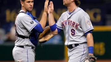 El receptor  Josh Thole (izquierda) y Kirk Nieuwenhuis (derecha) se felicitan mutuamente tras la victoria de los Mets ayer.