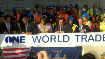 El primer mandatario de los Estados Unidos, Barack Obama, firma la última viga con la que se culmina la estructura de la construcción del nuevo WTC.