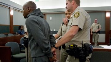 Floyd Mayweather Jr. (izquierda) se queja de las condiciones de salud y alimentación en su celda en un centro penitenciario en Las Vegas, Nevada.