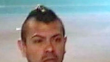 En las fotos, tomadas de una cámara de vigilancia, se ve al sospechoso saliendo de una estación del tren en Sunset Park.