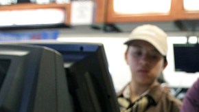 Una empleada de McDonald's despacha  una  comida con una gaseosa en envase grande, tamaño que sería prohibido   si se aprueba la iniciativa del alcalde  Bloomberg.