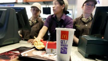 Una empleada de McDonald's despacha  una  comida con una gaseosa en envase grande, tamaño que sería prohibido   si se aprueba la iniciativa del alcalde  Bloomberg.