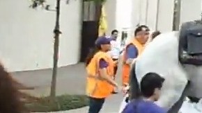 Imagen de un video donde se aprecia a un agente de la policía montada de Houston desplazando con su caballo a un sindicalista del SEIU.