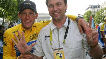 Lance Armstrong (izq.) y su entonces director de equipo Johan Bruyneel en julio del 2005, tras ganar  el primero su séptimo Tour de Francia de forma consecutiva.