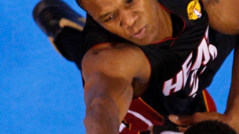 Thabo Sefolosha, del Thunder (abajo) intenta anteanoche un canasto frente a James Jones (arriba), del Heat.