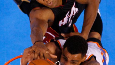 Thabo Sefolosha, del Thunder (abajo) intenta anteanoche un canasto frente a James Jones (arriba), del Heat.