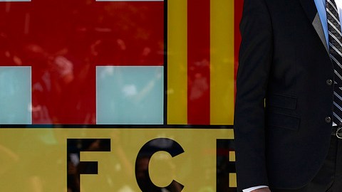 Tito Vilanova posa ante el escudo del FC Barcelona al ser presentado  ayer, de manera formal, como nuevo director técnico   en reemplazo de   Pep Guardiola.