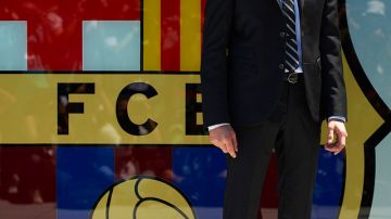Tito Vilanova posa ante el escudo del FC Barcelona al ser presentado  ayer, de manera formal, como nuevo director técnico   en reemplazo de   Pep Guardiola.
