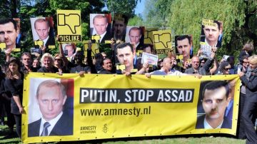 Activistas de Amnistía Internacional apoyan a la población siria ante la embajada rusa en La Haya.  Piden  detener las violaciones de derechos humanos en Siria.