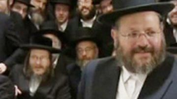 Nechemya Weberman, de 53 años, sostiene que la acusación es falsa.