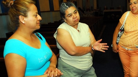 Desde der., Maribel Mejía, Chayo Sánchez,  María Abeja y Albina García, trabajadoras domésticas, se reúnen dos veces al mes  a  hablar sobre su oficio.