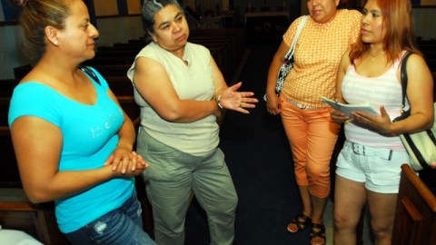 Desde der., Maribel Mejía, Chayo Sánchez, María Abeja y Albina García, trabajadoras domésticas, se reúnen dos veces al mes a hablar sobre su oficio.