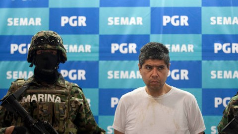 La Marina mexicana presenta a Eric Jovan Lozano Díaz, alias 'Cucho' (c), presunto operador financiero de Miguel Ángel Treviño alias 'El Z-40'.
