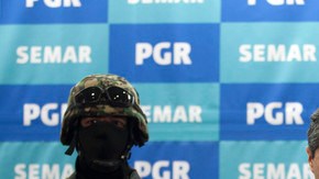 La Marina mexicana presenta a Eric Jovan Lozano Díaz, alias 'Cucho' (c), presunto operador financiero de Miguel Ángel Treviño alias 'El Z-40'.