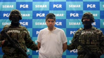 La Marina mexicana presenta a Eric Jovan Lozano Díaz, alias 'Cucho' (c), presunto operador financiero de Miguel Ángel Treviño alias 'El Z-40'.