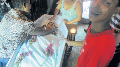 Familiares acompañan al joven Ricardo Hernández Guzmán, quien murió tras una disputa con las fuerzas del orden en el municipio de Salcedo.
