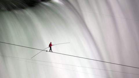 Nik Wallenda mientras completaba el reto anoche.