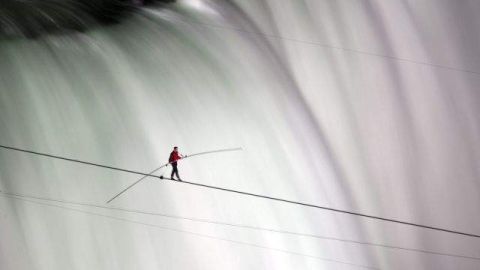 Nik Wallenda mientras completaba el reto anoche.