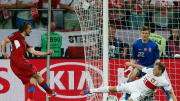 El futbolista checo Petr Jiracek (i) anota el gol que le dio a su país el pase a cuartos de final, y eliminó a Polonia ayer de la Eurocopa.