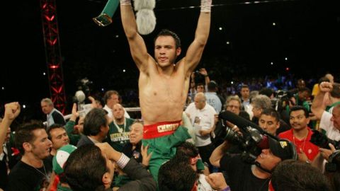 Julio Cesar Chavez Jr. celebra su victoria sobre Andy Lee.