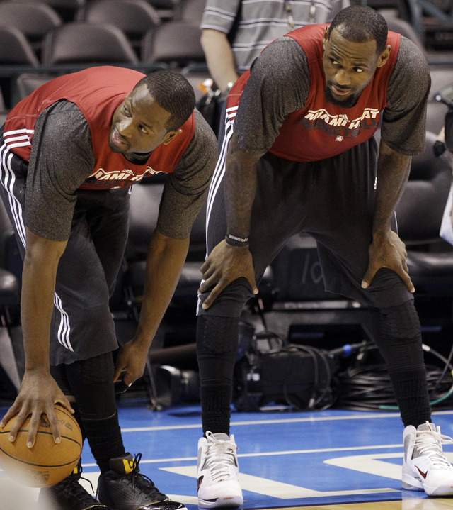 Dwyane Wade (izq) y LeBron James esperan guiar al triunfo al Heat esta noche en Miami, en el tercer partido de las Finales de la NBA, ante el Thunder.