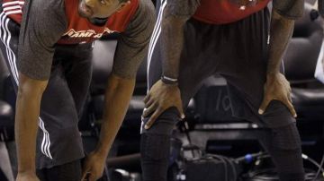 Dwyane Wade (izq) y LeBron James esperan guiar al triunfo al Heat esta noche en Miami, en el tercer partido de las Finales de la NBA, ante el Thunder.
