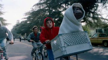 El actor Henry Thomas en una de las escenas de 'E.T. The Extra-Terrestrial'.