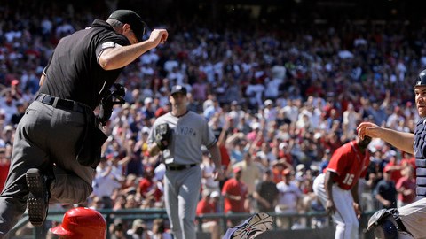 El receptor de los Yankees, Russell Martin (d) pone out a Tyler Moore, de los Nacionales de Washington, en el juego de ayer que ganó Nueva York  en 14 innings. Los 'Bombarderos' de El Bronx buscan hoy la barrida en la capital de la nación.