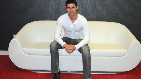 Alejandro Irrizary estuvo de vista en Nueva York para promocionar su disco debut.