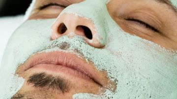 Los faciales son un arma para los muchos hombres latinos que se preocupan por el cuidado de su piel.