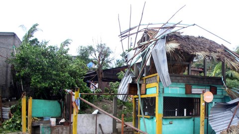 Una tienda yace en ruinas después de sufrir los embates del huracán Carlotta, en Puerto Escondido, México, ayer.