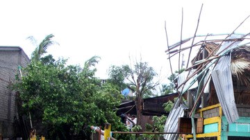 Una tienda yace en ruinas después de sufrir los embates del huracán Carlotta, en Puerto Escondido, México, ayer.