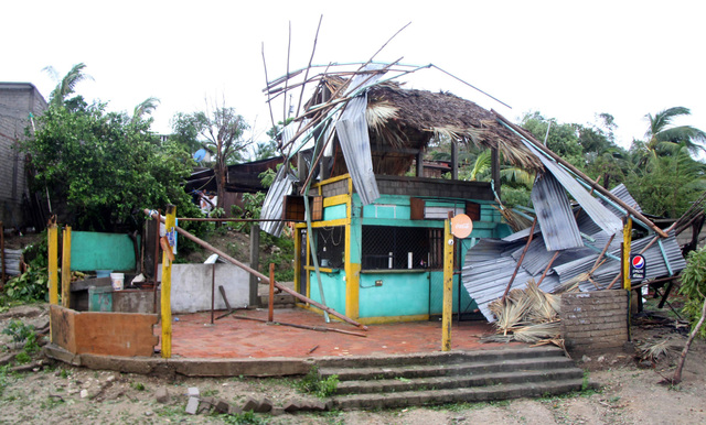 Una tienda yace en ruinas después de sufrir los embates del huracán Carlotta, en Puerto Escondido, México, ayer.