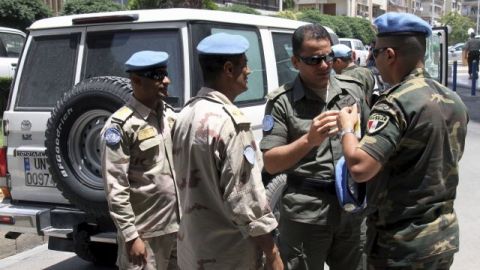 El general de división Robert Mood dijo que los observadores han intentado a lo largo de la semana sacar familias y heridos atrapados en Homs.