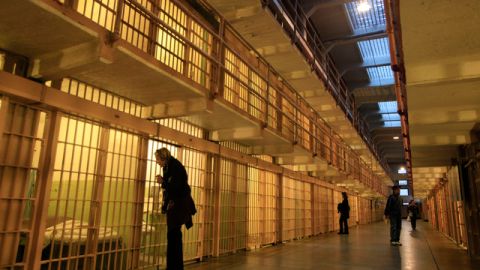 Son muchos los visitantes que quieren ver de cerca las antiguas celdas que albergaron a los más temidos criminales.