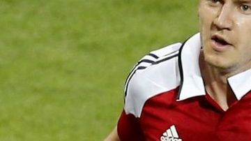 Nicklas Bendtner se levantó la camiseta y se bajó un poco los pantalones para dejar ver una marca tras marcar su segundo gol ante Portugal.