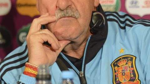 El técnico Vicente del Bosque observa el buen ambiente de sus dirigidos durante el entrenamiento de ayer para el choque de hoy ante Croacia.