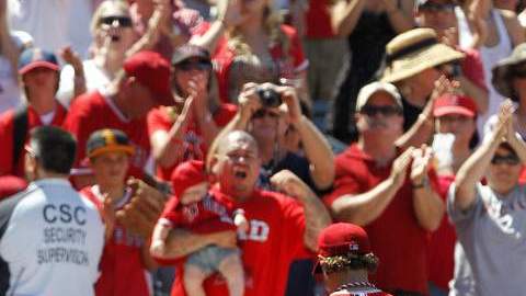 El lanzador de Angels, Garrett Richards, es ovacionado en el noveno.
