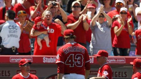 El lanzador de Angels, Garrett Richards, es ovacionado en el noveno.