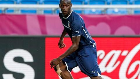 Mario Balotelli no ha respondido a las expectativas en la Euro y su técnico Cesare Prandelli podría prescindir de él hoy ante Irlanda.