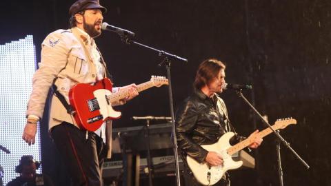 Juan Luis Guerra sorprendió a sus miles de fanáticos al compartir escenario con el cantante Juanes (der.).