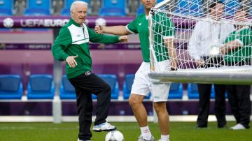 El entrenador de la selección irlandesa, el italiano Giovanni Trapattoni (izq.) durante una práctica antes del juego de hoy ante Italia por la Eurocopa 2012.