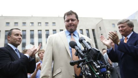 Roger Clemens, centro, es aplaudido por sus abogados Rusty Hardin, derecha, y Michael Attanasio, izquierda, fuera de la corte federal hoy en Washington.