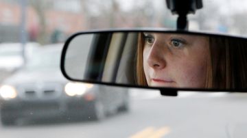 El estado de Nueva Jersey  tiene el Programa de Licencia de Conducir Gradual, que estipula una serie de restricciones para proteger la vida de los conductores adolescentes.  En la foto de archivo, Kaitlin Kearns  toma una clase de manejo.