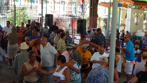 Muchos disfrutan de la salsa los sábados de verano en La Marqueta.