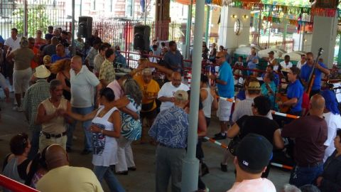 Muchos disfrutan de la salsa los sábados de verano en La Marqueta.