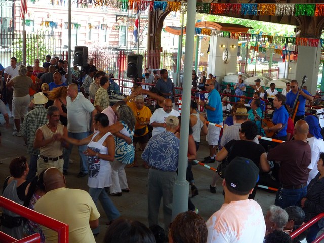 Muchos disfrutan de la salsa los sábados de verano en La Marqueta.