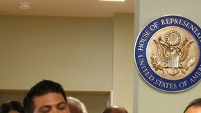 El representante federal por Illinois Luis Gutiérrez en su oficina en Chicago.