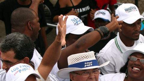 El entonces candidato presidencial por el opositor Partido Revolucionario Dominicano (PRD), Hipólito Mejía (c), participa en un evento de campaña  en San Cristóbal.